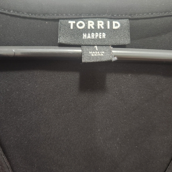 Torrid Harper 3/4 Roll Tab Sleeves Black Georgette Fabric Plus Size 1X Flowy - Picture 4 of 6